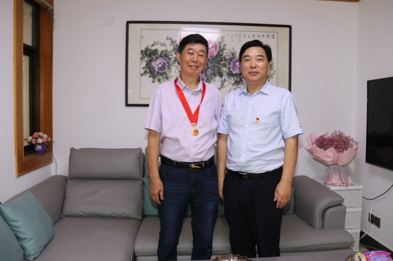 市委台办主任羊维元走访部分老党员